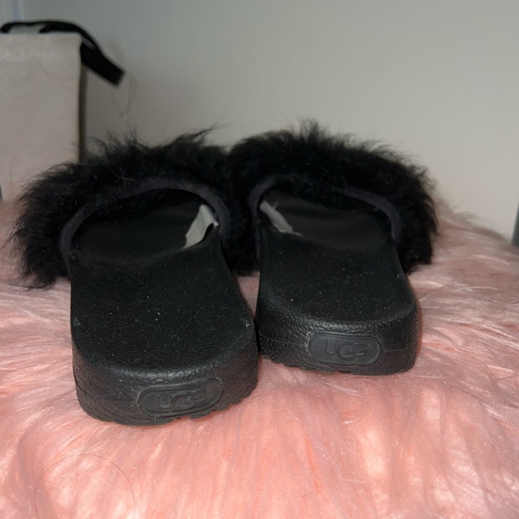 UGG Womens Royale Flat Black Fur Sandal size 6M - Picture 4 of 7